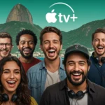 Elenco e diretores brasileiros comemoram o anúncio de novas produções Apple TV+ para 2025, com o logo da plataforma ao fundo e elementos culturais do Brasil.