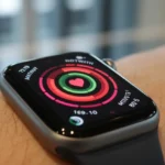 Apple Watch Series 11 no pulso, exibindo monitoramento de saúde em um ambiente moderno.