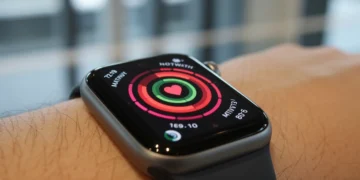 Apple Watch Series 11 no pulso, exibindo monitoramento de saúde em um ambiente moderno.