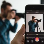 Interface de aplicativo de edição de fotos em um iPhone, com ferramentas avançadas e cores vibrantes, simbolizando a edição profissional em 2025.