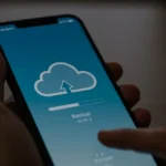 Tela de iPhone mostrando progresso de backup com ícone de nuvem