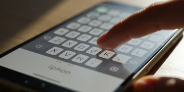 Domine o Teclado do iPhone: Atalhos e Dicas para Digitar 50% Mais Rápido