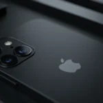 iPhone 17 Pro exibindo seu módulo de câmeras avançado em um fundo tecnológico.