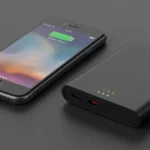 iPhone sendo carregado por uma bateria externa compacta e moderna, simbolizando autonomia estendida.