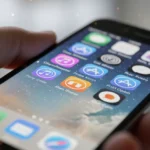 Tela de um iPhone com elementos visuais do iOS 18 destacando recursos inovadores e pouco conhecidos, em um ambiente moderno e tecnológico.