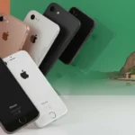 iPhones antigos sendo reciclados com um novo iPhone em destaque, simbolizando o programa da Apple no Brasil.