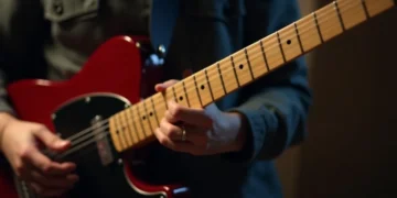 6 Apps Afinador de Guitarra que Todo Músico Necesita en su Móvil